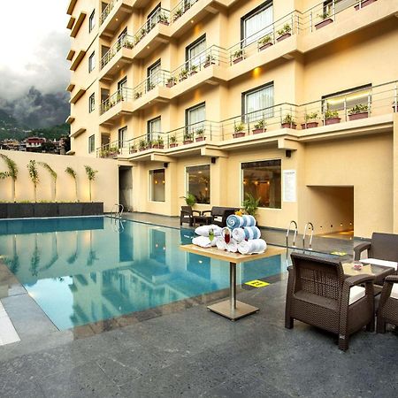 Ramada By Wyndham Katra Station Road Hotel Kültér fotó
