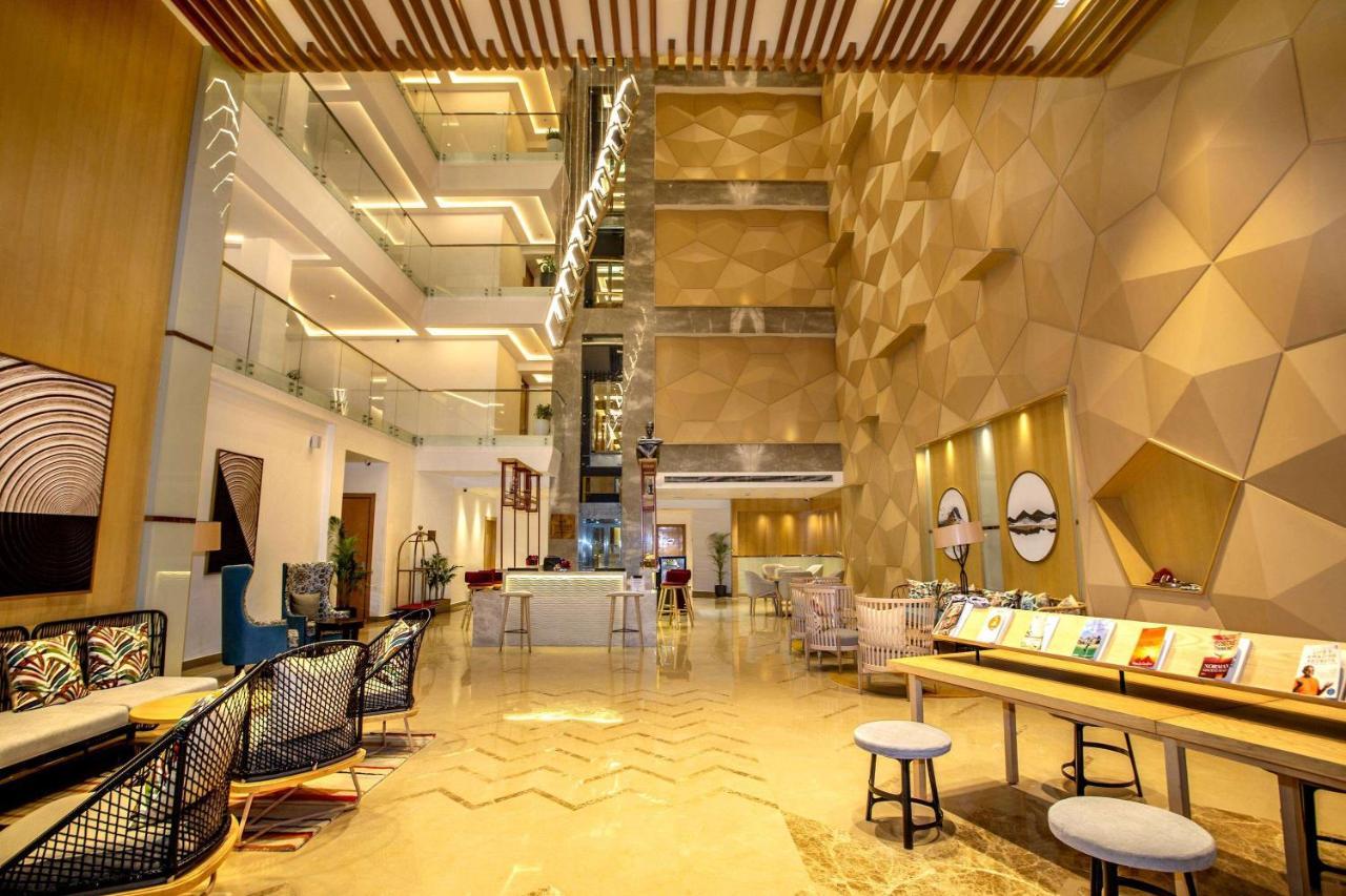 Ramada By Wyndham Katra Station Road Hotel Kültér fotó