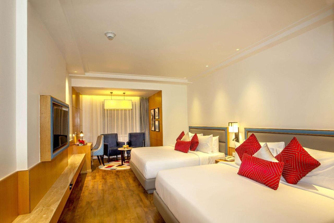 Ramada By Wyndham Katra Station Road Hotel Kültér fotó
