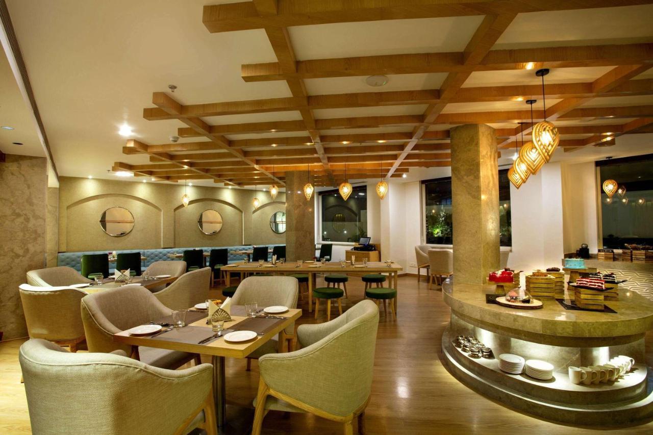Ramada By Wyndham Katra Station Road Hotel Kültér fotó
