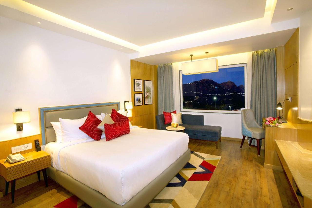 Ramada By Wyndham Katra Station Road Hotel Kültér fotó
