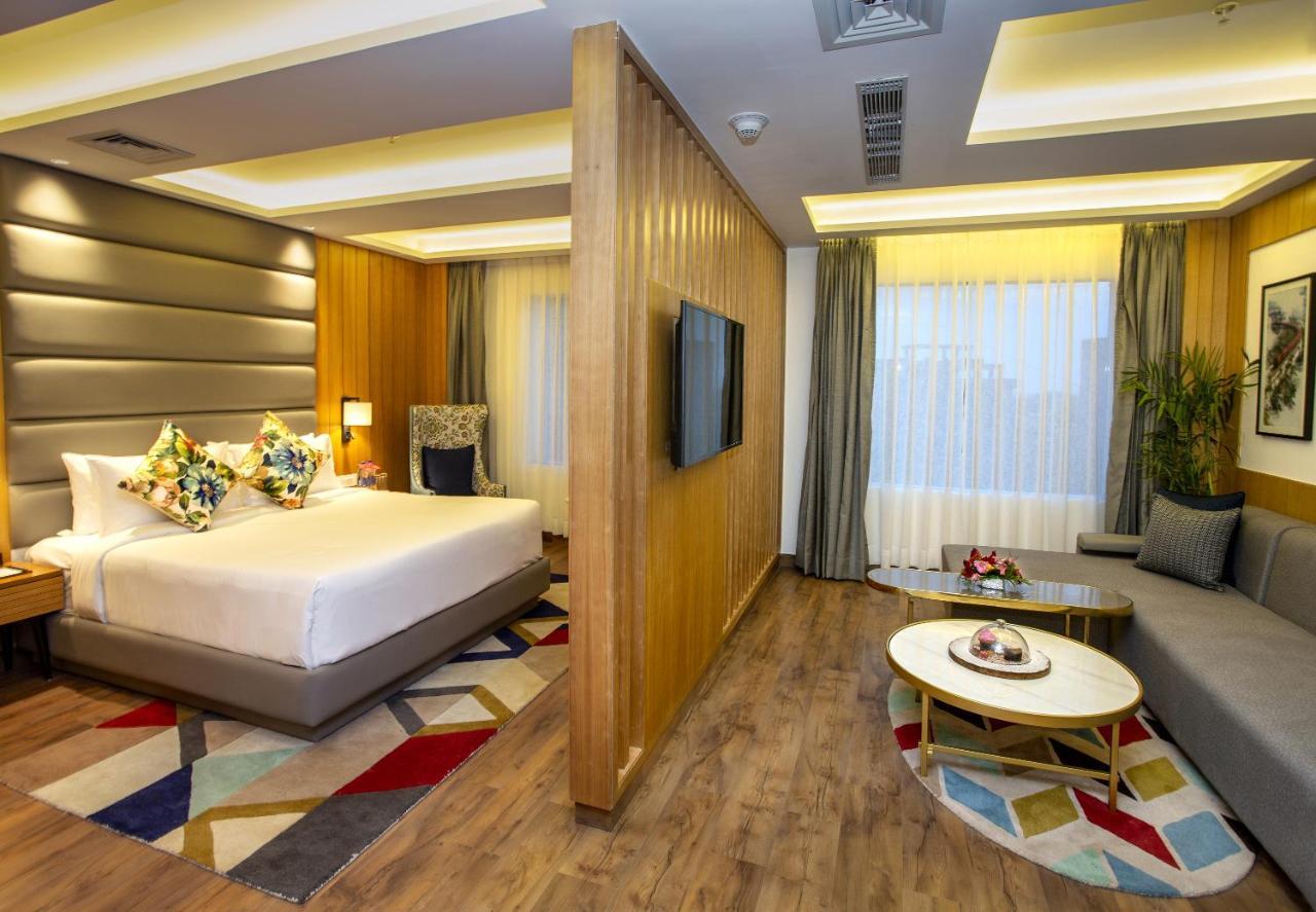 Ramada By Wyndham Katra Station Road Hotel Kültér fotó
