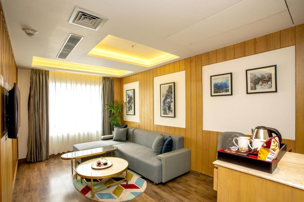 Ramada By Wyndham Katra Station Road Hotel Kültér fotó