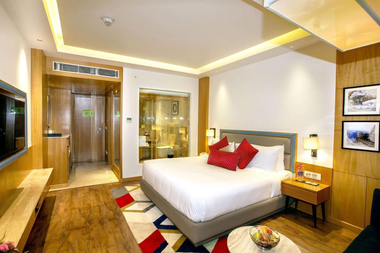 Ramada By Wyndham Katra Station Road Hotel Kültér fotó