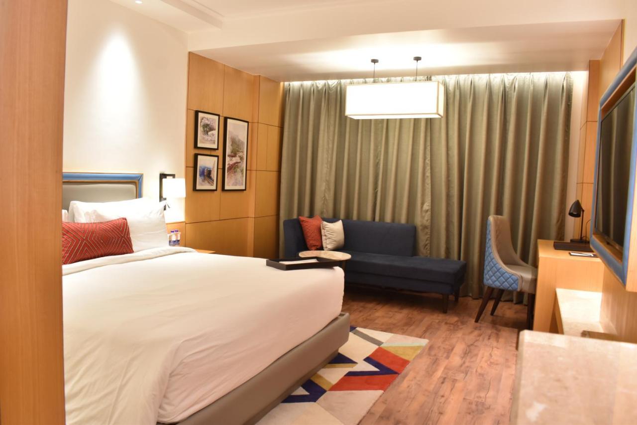 Ramada By Wyndham Katra Station Road Hotel Kültér fotó