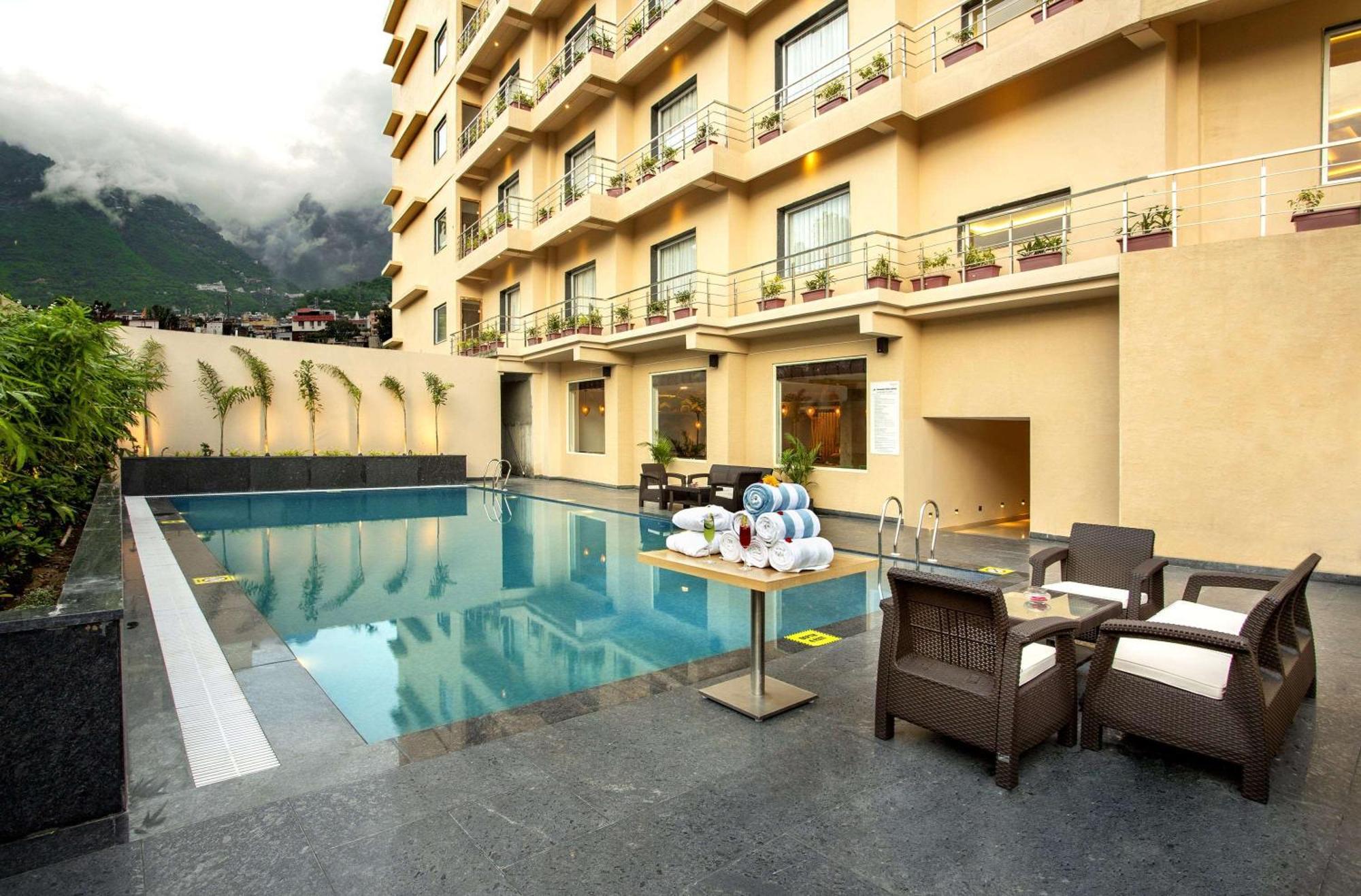Ramada By Wyndham Katra Station Road Hotel Kültér fotó